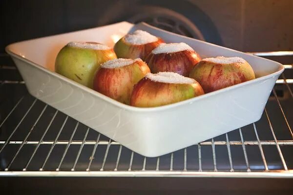 Яблоки в духовке сколько минут. Форма для запекания яблок в духовке. Лучшие яблоки для запекания. Шкаф для запекания яблок. Дольки яблок на противене.