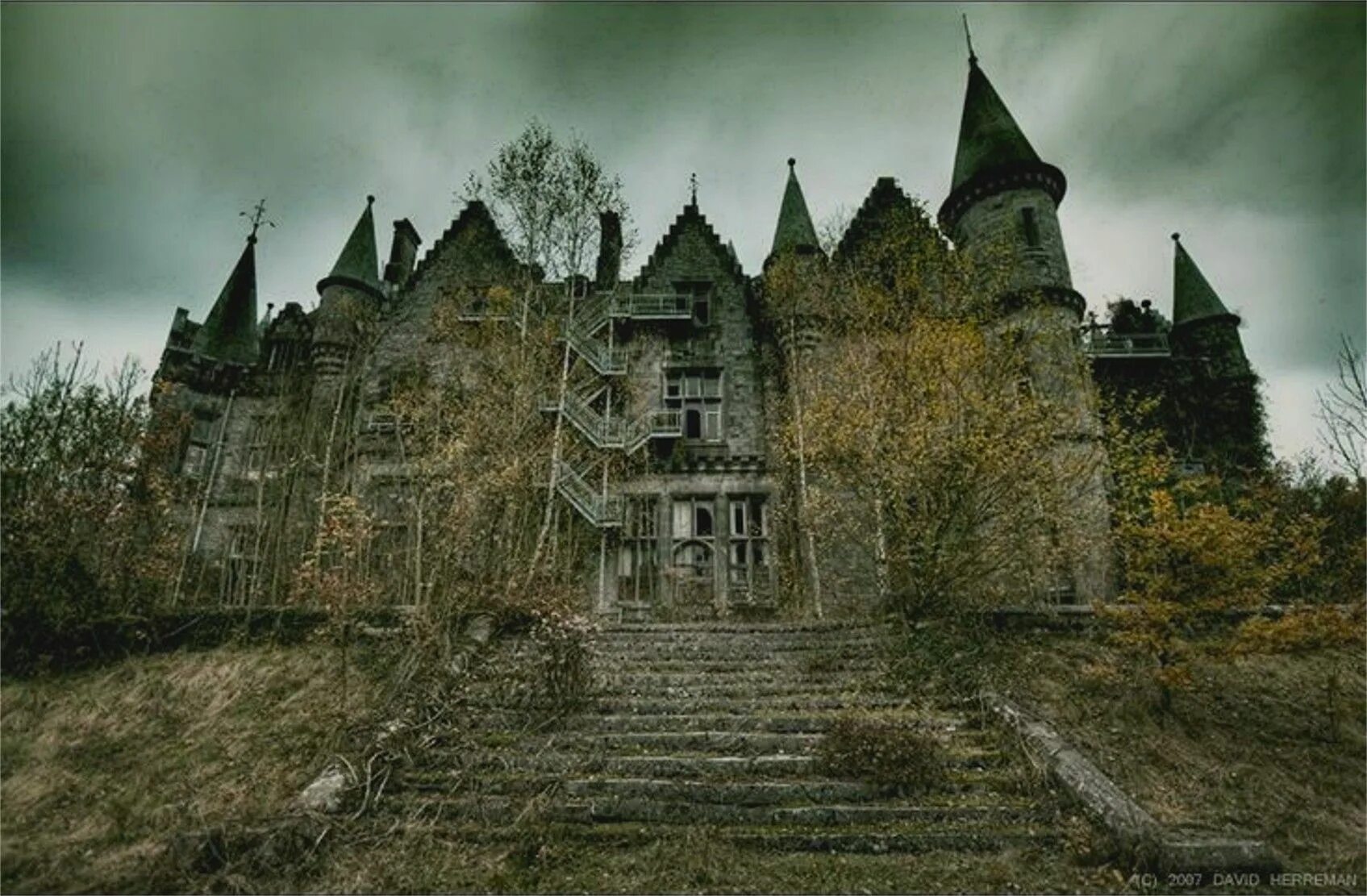 Замок Миранда в Бельгии. Заброшенный замок Уэстчестер. Питлохри Шотландия заброшенный замок. Заброшенные средневековые замки Франции. Загадочный замок
