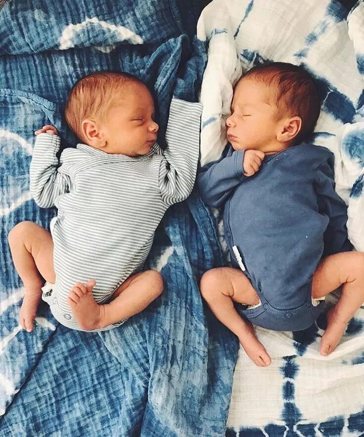 Близняшки девочки маленькие. Близнецы мальчики. Новорожденные близнецы. Фотосессия двойняшек. Фотосессия двойняшек.