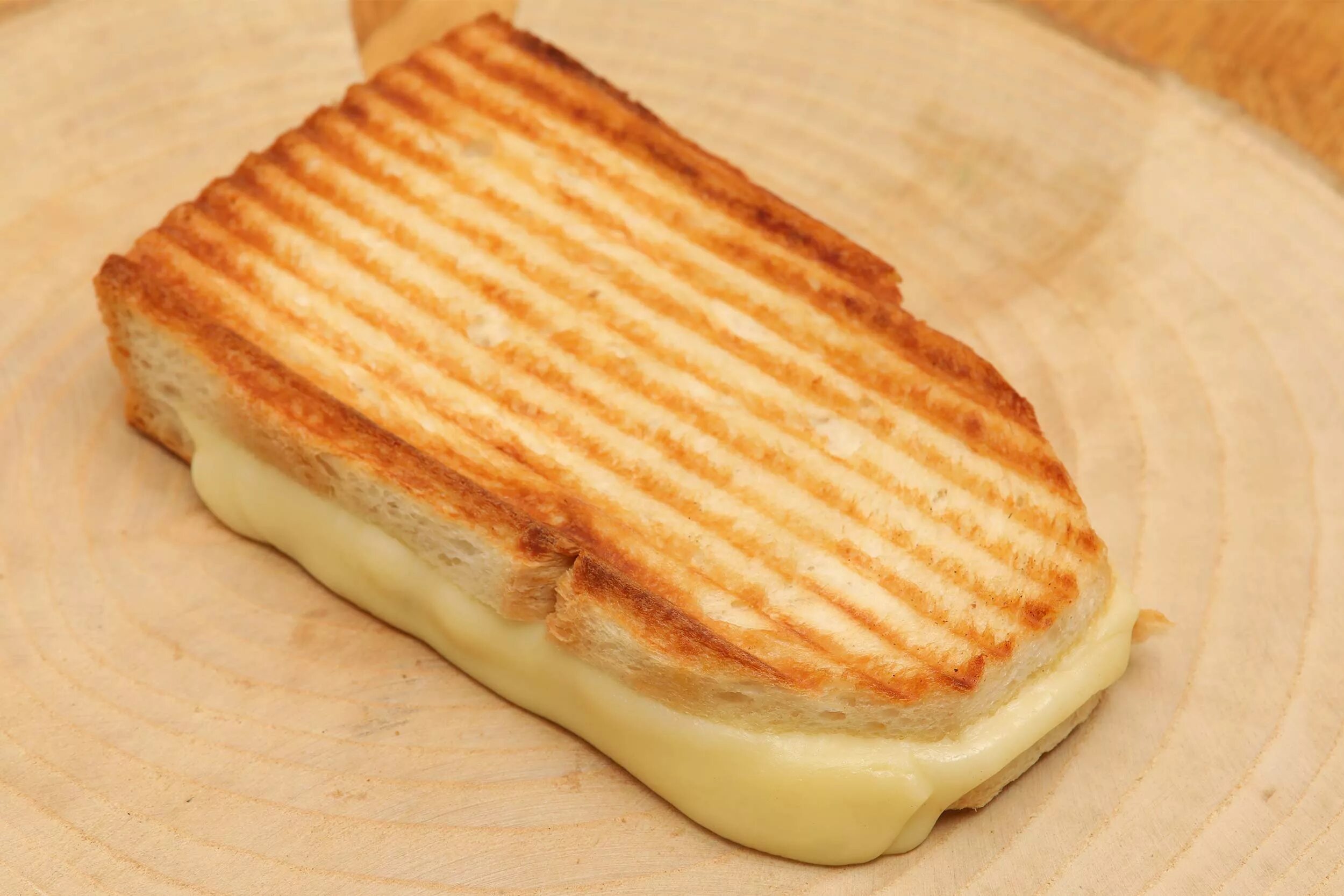 Sucukli tost. Сэндвич. Сэндвич на гриле треугольник. Tost пирамида. Сэндвич с курицей.