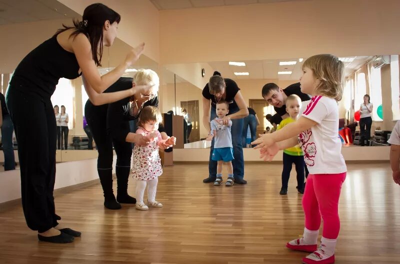 Танец помогаем маме. Занятия танцами с детьми. Танцы дети и взрослые. Танцы с родителями и детьми. Танцы для малышей.