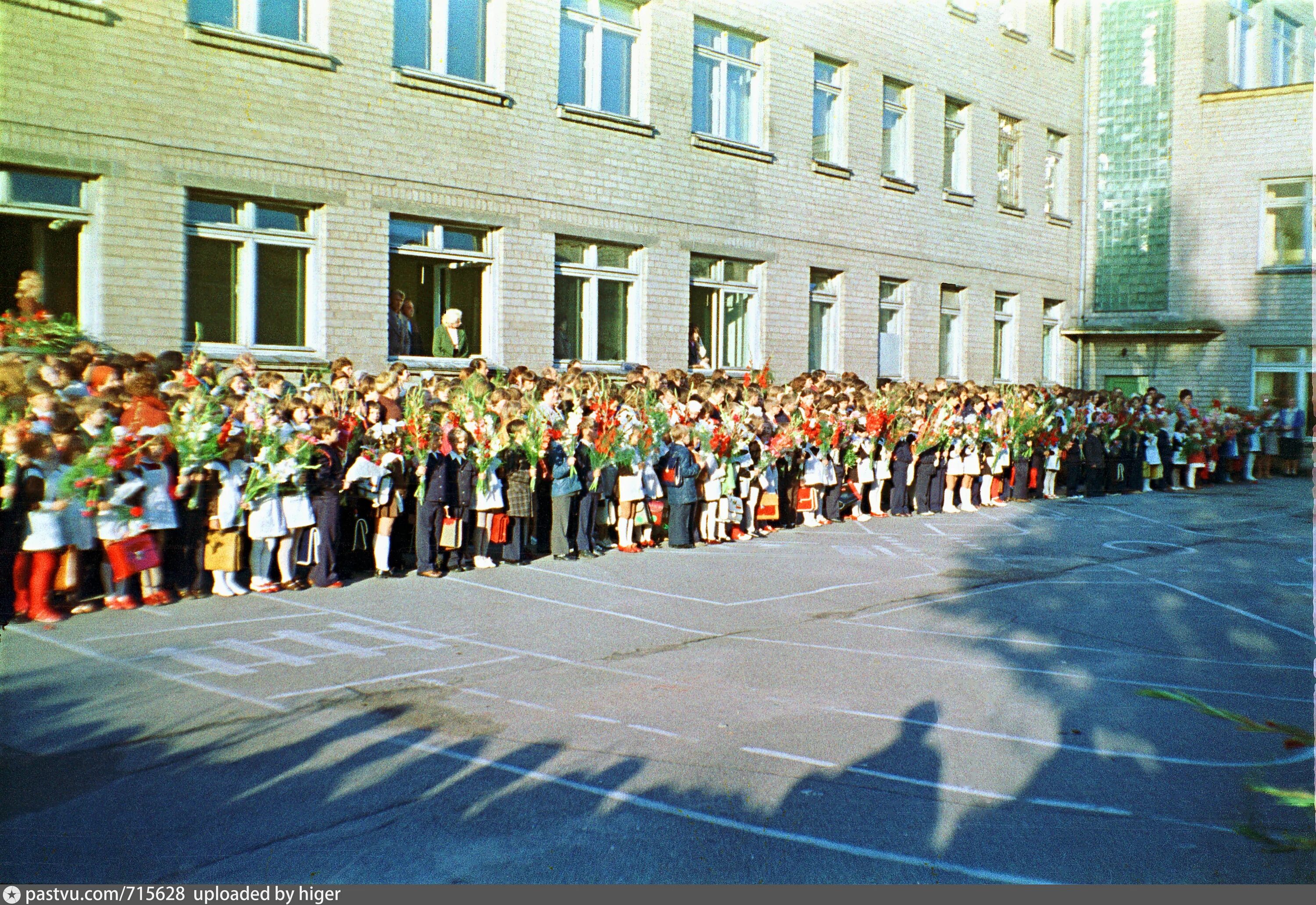 49 лицей журнал. Школа 49 Калининград. Линейка 1 сентября 1978 года. Старый снимок линейки в школе. Школа Калининград Старая.