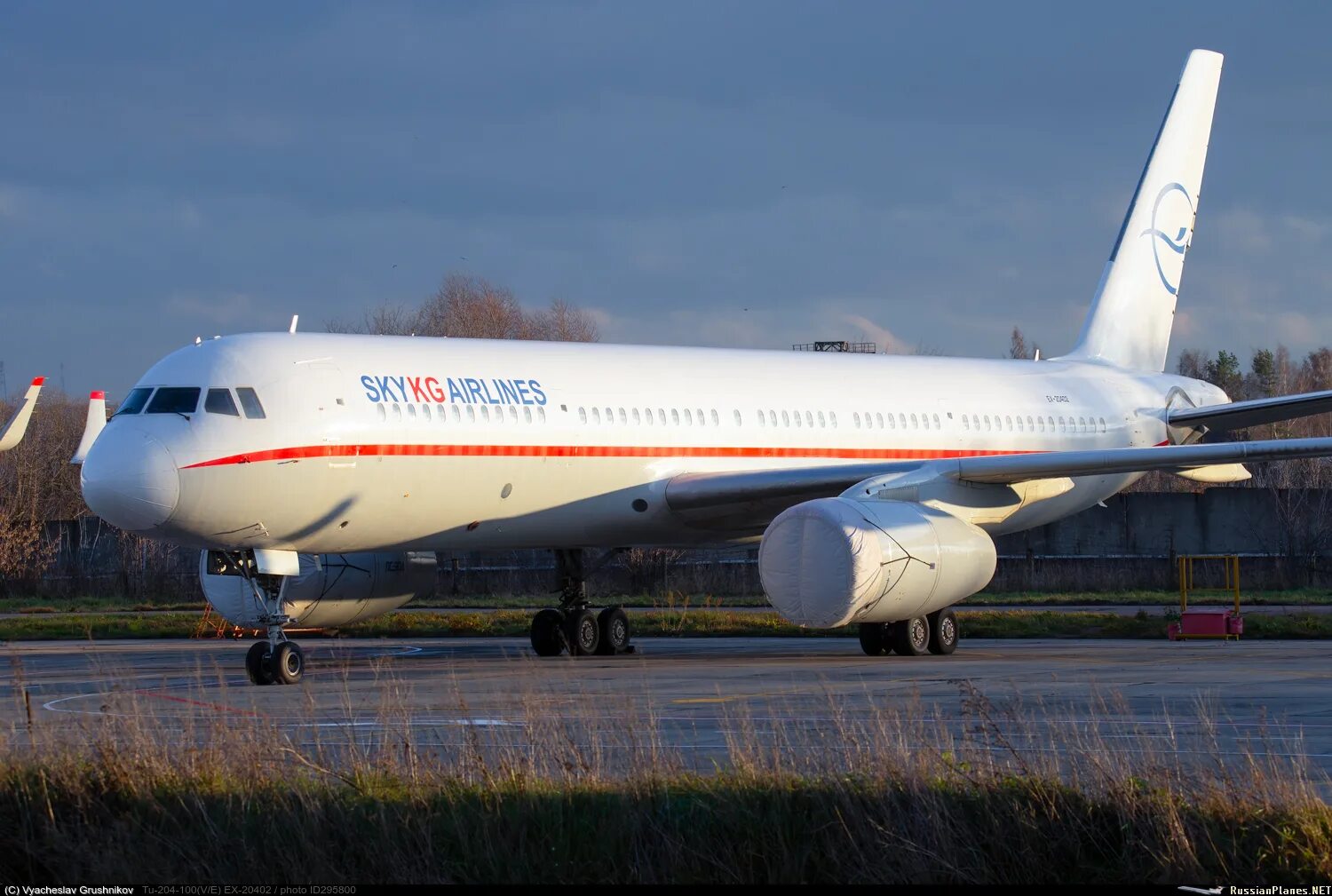 Какая страна выпускает самолет ту 204. Ту-204-100. самолёт ту-204/214. ne 204-100 b. туполев ту 204.