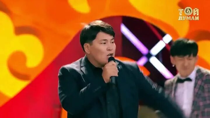 Ахан отыншиев привет андрей. Охан атаншиев. Ахан отыншиев - на берегу. Казахский исполнитель ахан отыншиев. На берегу чу казах поет.