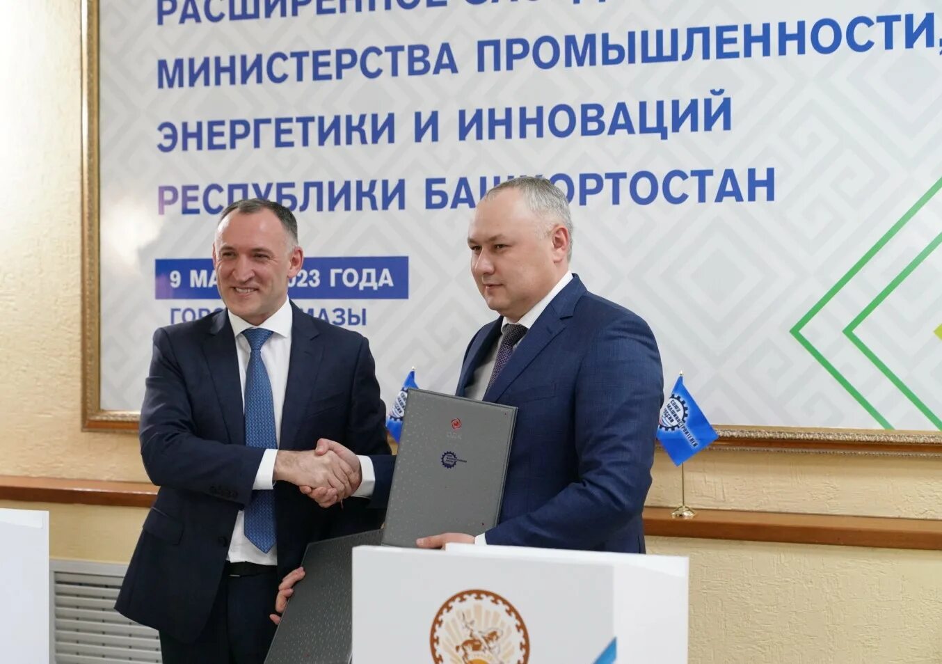 Министр промышленности республики башкортостан. Замминистра башкирия рабочее место бадранова. Министр промышленности республики башкортостан. Шельдяев министр башкирии. Шельдяев министр башкирии.