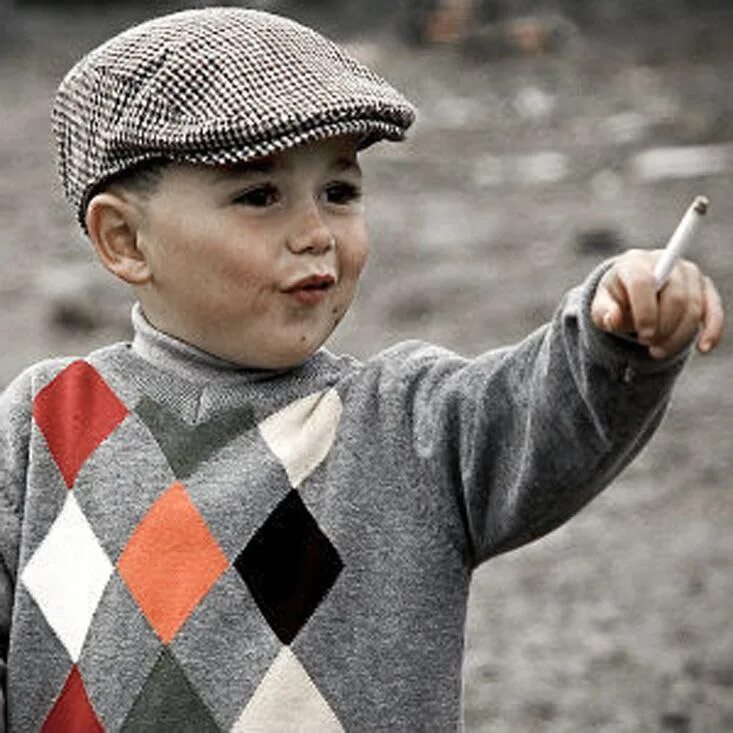 Мальчик хулиган. Маленький хулиган. Мальчик с кулаком. Веселый мальчик. Мальчишка хулиган.