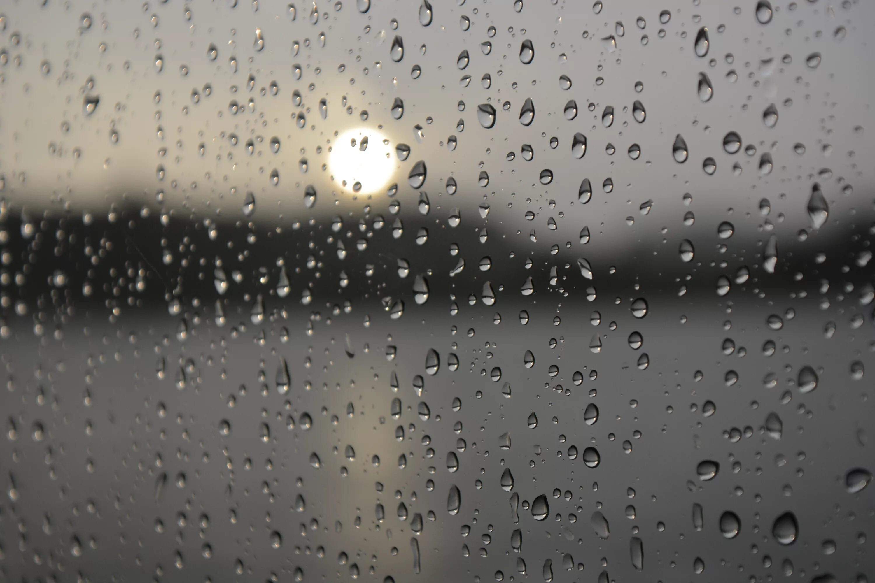 Капли дождя на окне. Дождь в окне. Капли на стекле. Дождь на стекле. Окно в дождевых каплях