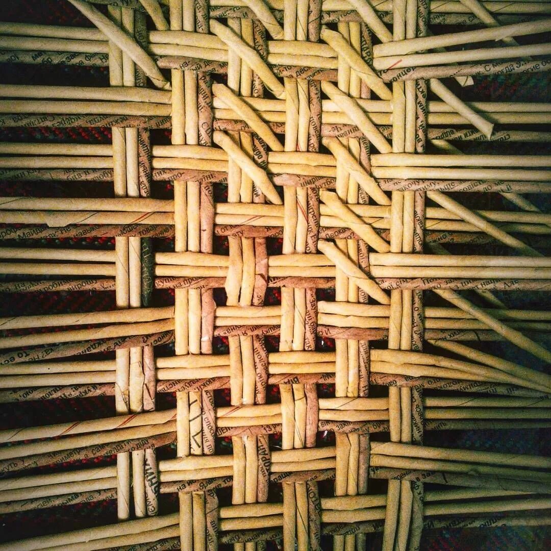 Плетеный орнамент. Саржевое плетение из бумажной лозы. Саржевое плетение из бумажной лозы. Плетение из газетных трубочек. Схемы плетения из газетных трубочек узоры.