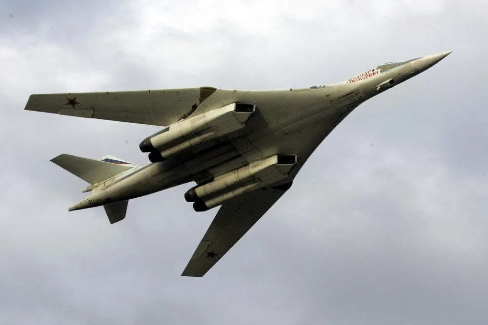 Ту-160м белый лебедь. Ту-160 белый лебедь. Ту-160 сверхзвуковой самолёт. Белый лебедь самолет ту 160. Ту 160 сверхзвуковой самолет вооружение