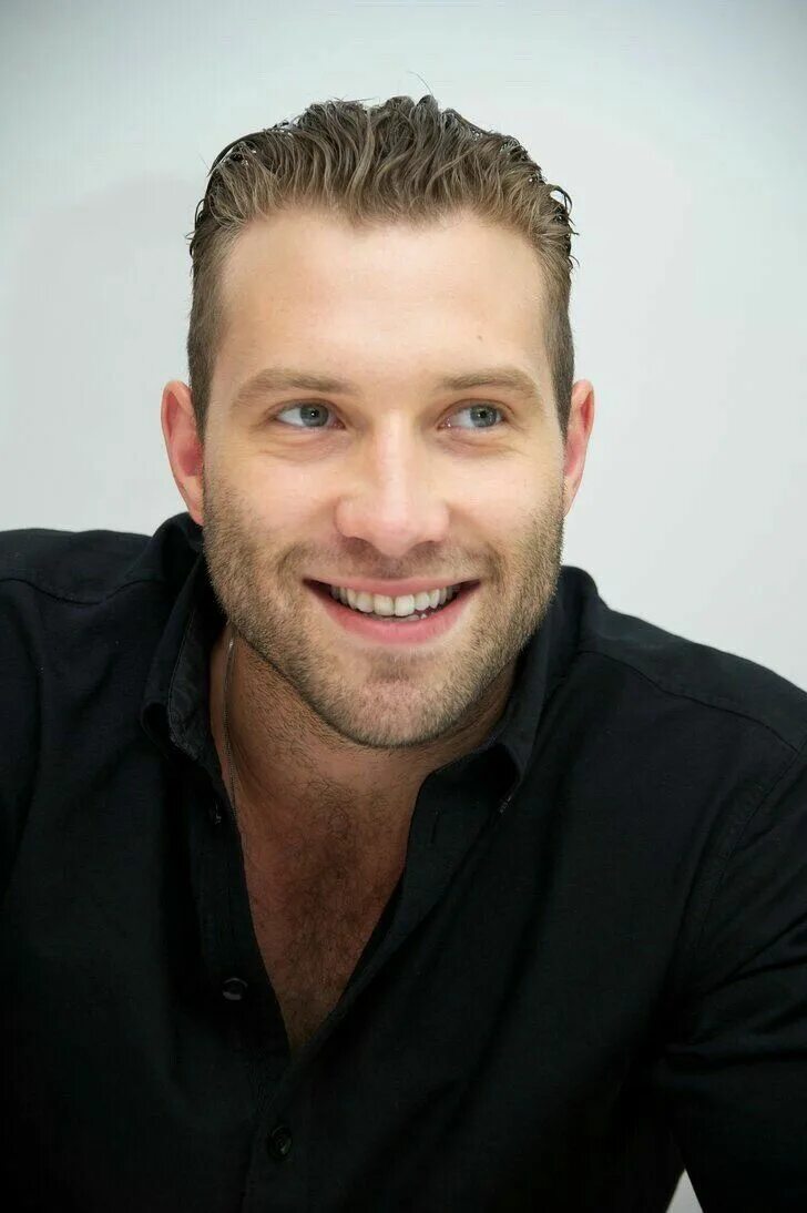 Джай кортни 2024. Джай кортни в молодости. Джая кортни. Jai courtney. Джай кортни 2022.