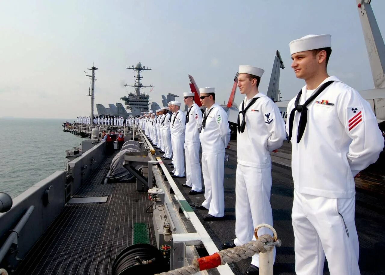 Форма американских Матросов ВМС США. Форма моряка ВМФ США И РФ. Моряки ВМС США.