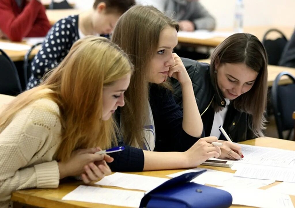 Студенты очной формы. Студенты колледжа. поступление в вуз. бюджетные места в вузах. школа колледж.