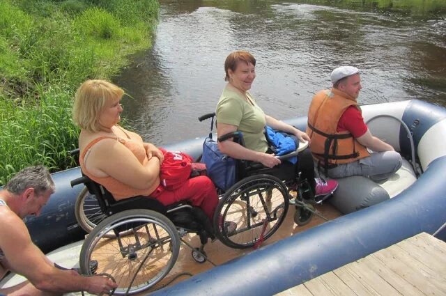 Выезд инвалида. Туризм для людей с ограниченными возможностями. Туризм для инвалидов. Инвалид в путешествии. Водный туризм для инвалидов.