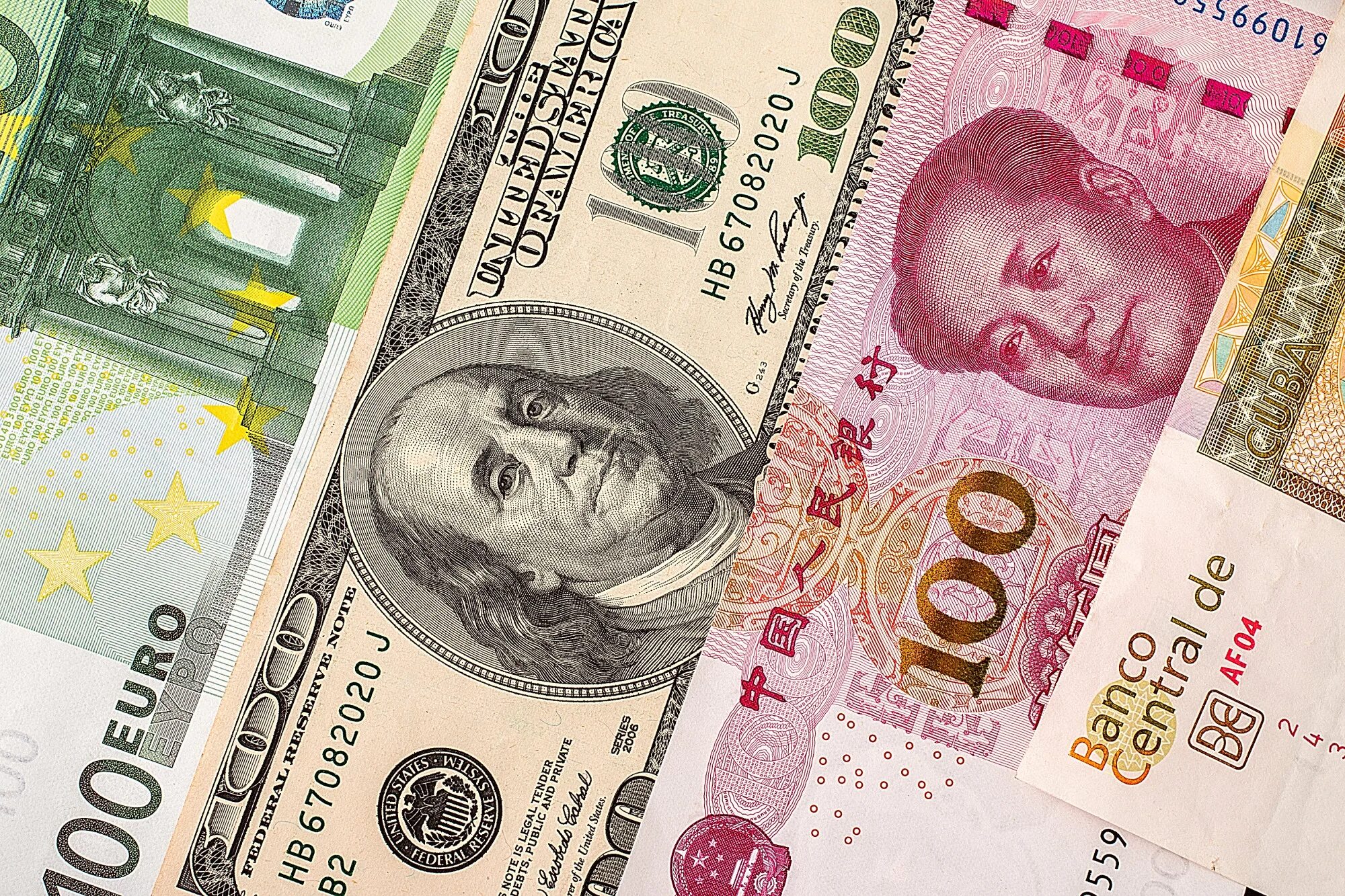 Какой доллар и евро. Доллар евро юань. Деньги евро доллары юани. Юань к доллару. Китайский юань банкноты.