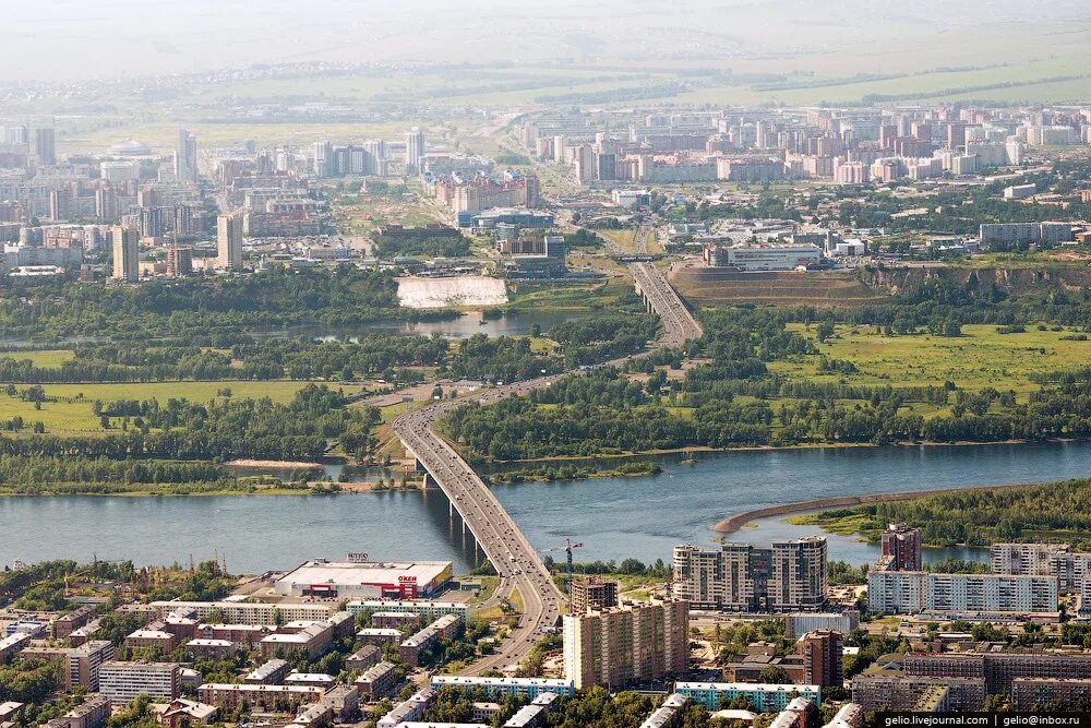 На левом берегу куда. Октябрьский мост г Красноярск. Красноярск с высоты птичьего полета. Левый берег Красноярск вид с Енисея. Красноярск вид сверху.