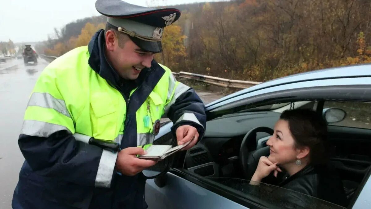 Как представляются дпс. Инспектор гаи остановил машину. девушку остановили дпс. девушка дпсник. общение с гибдд.