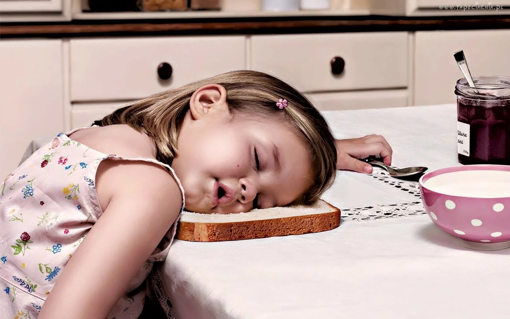 Дети считают что взрослые спать. Доброе утро сонные дети. Усталая девочка. Сонные дети за завтраком.