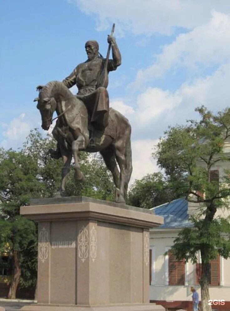 Памятник курмангазы. Памятник Курмангазы Астрахань. Астрахань памятник Курмангазы Сагырбаеву. Курман газа Астрахань. Памятник Курмангазы в Астрахани фото.