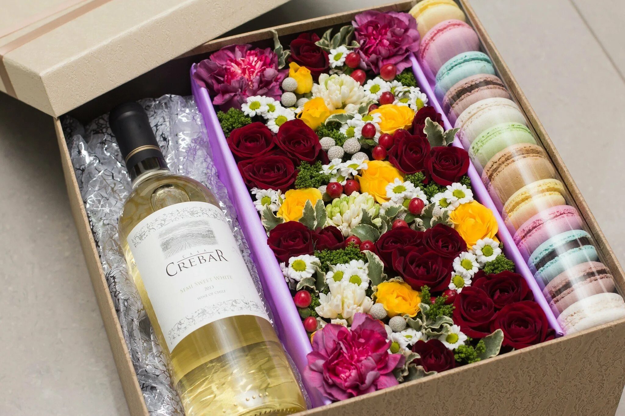 Подарки по цветам. Цветы в коробке. Подарок в коробке. Цветы в подарочной коробке. Коробка с вином и цветами.