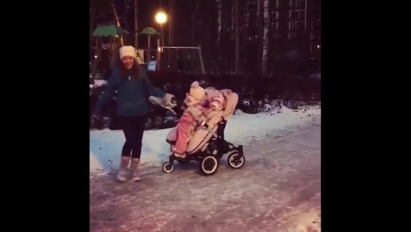 Открытки для подруги прикольные. Бабка танцует. Мамочки зажигают. Веселая вечеринка девушек. Девушка в отрыве.