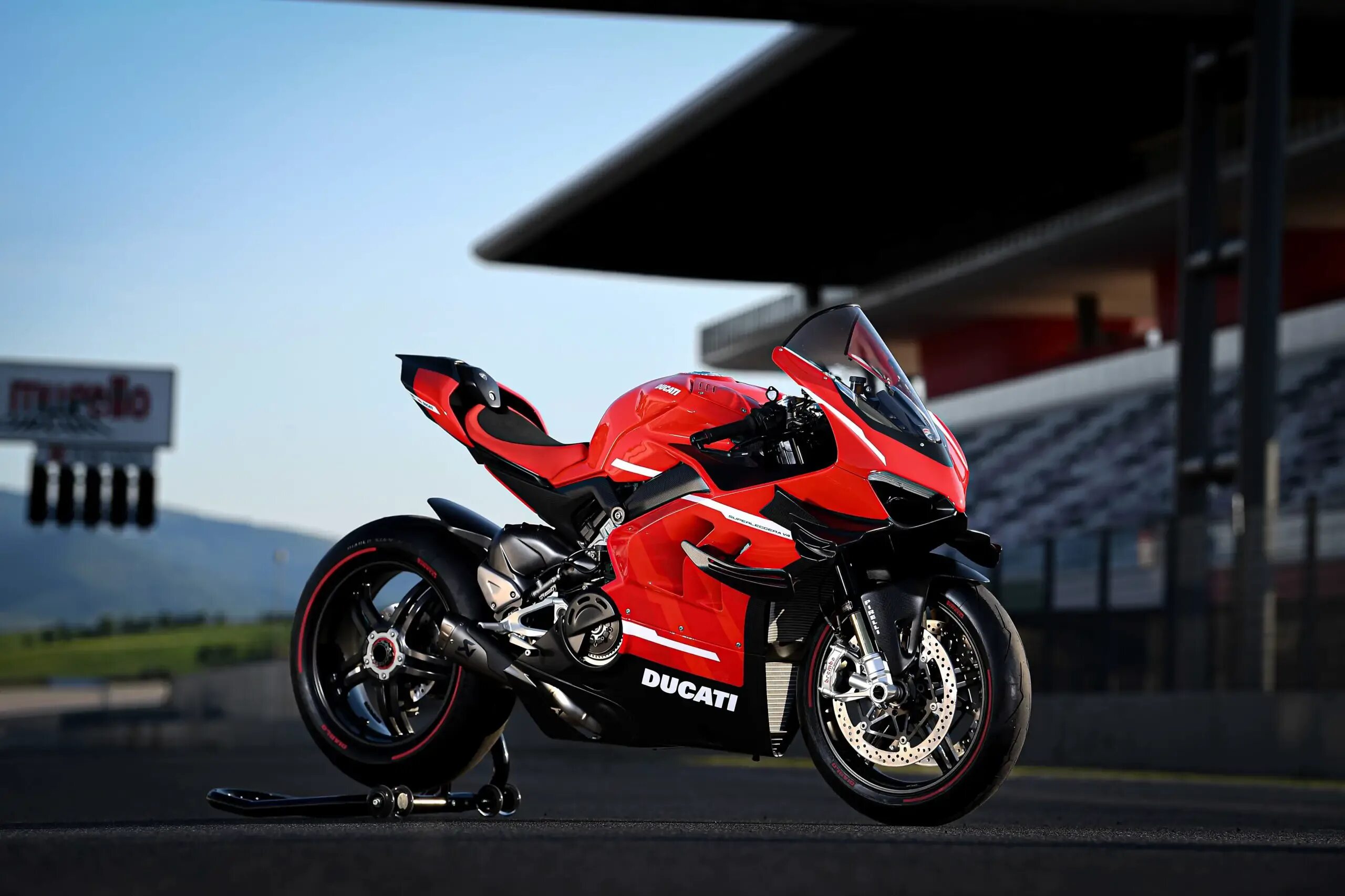 Panigale 2022. Мотюль 300v 10w 40. Мотоцикл ducati panigale v4 s. Априлия rsv4. Дукати панигале v4 трековый.