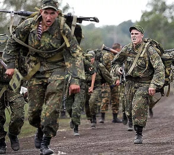 Контрактники в донецке. Спецназовец в расцветке излом. Марш-бросок с полной выкладкой. Форма излом спецназ. Военная форма спецназа в расцветке "излом".