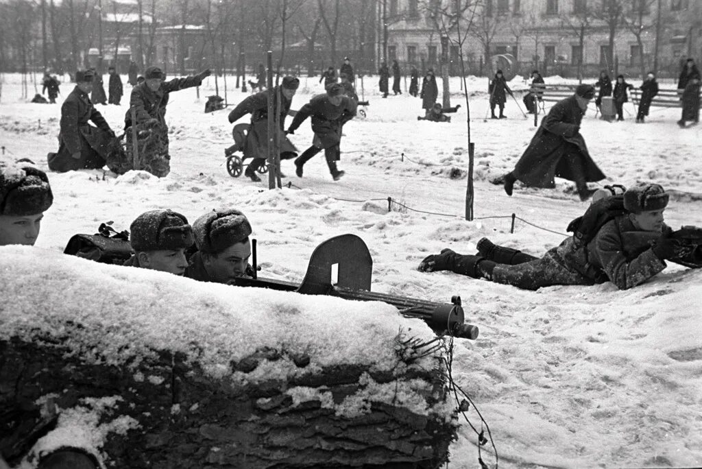 Битва за москву время. Битва под москвой 1942. битва за москву 1941-1942. бои под москвой 1941. московская битва 1941-1942 фото.