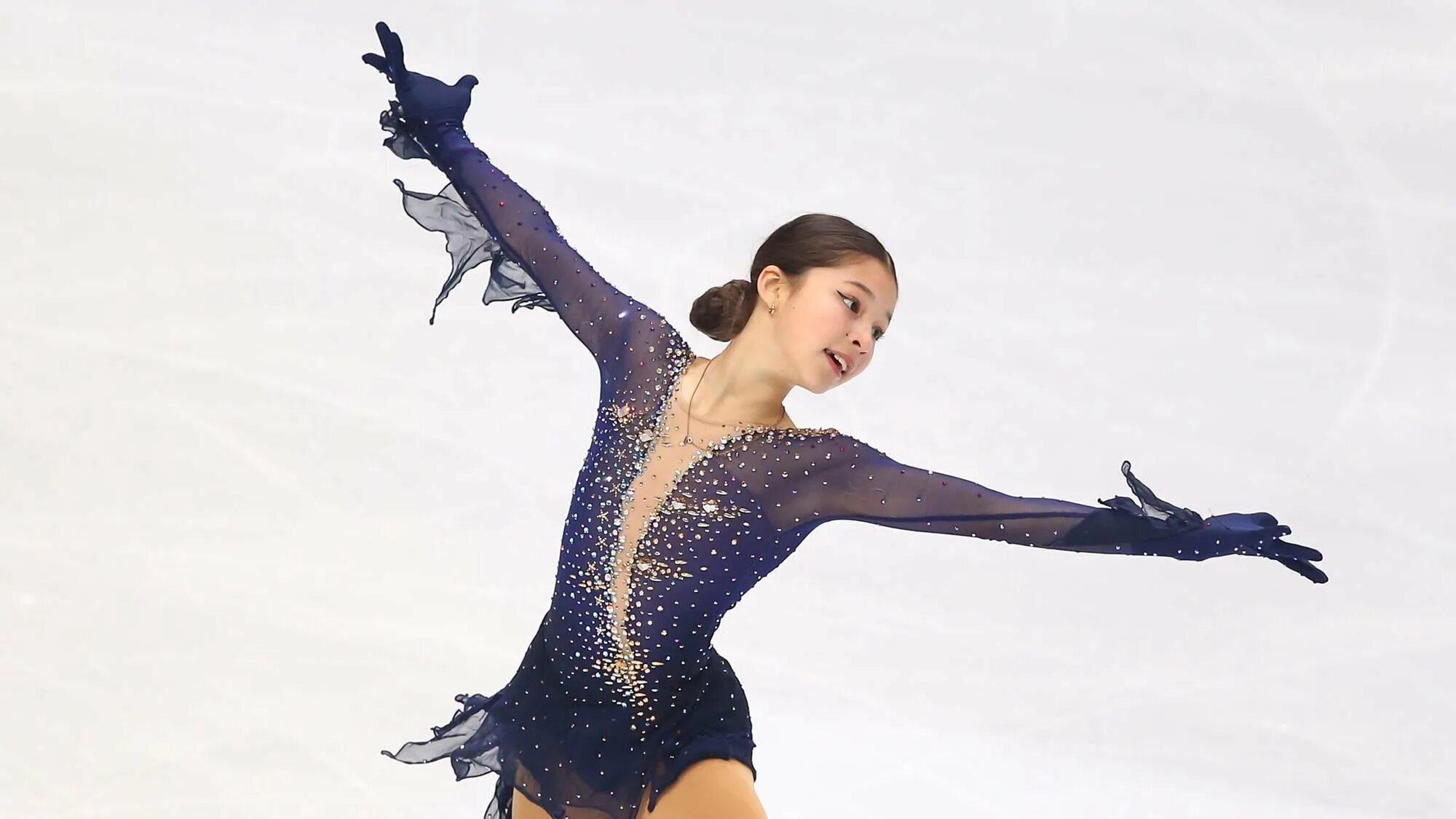 Фигурное катание под музыку. Платья фигурного катания тутберидзе. Платье для фигурного катания с бахромой. Фигурное катание под музыку. Фигурист фигуристки аксель.
