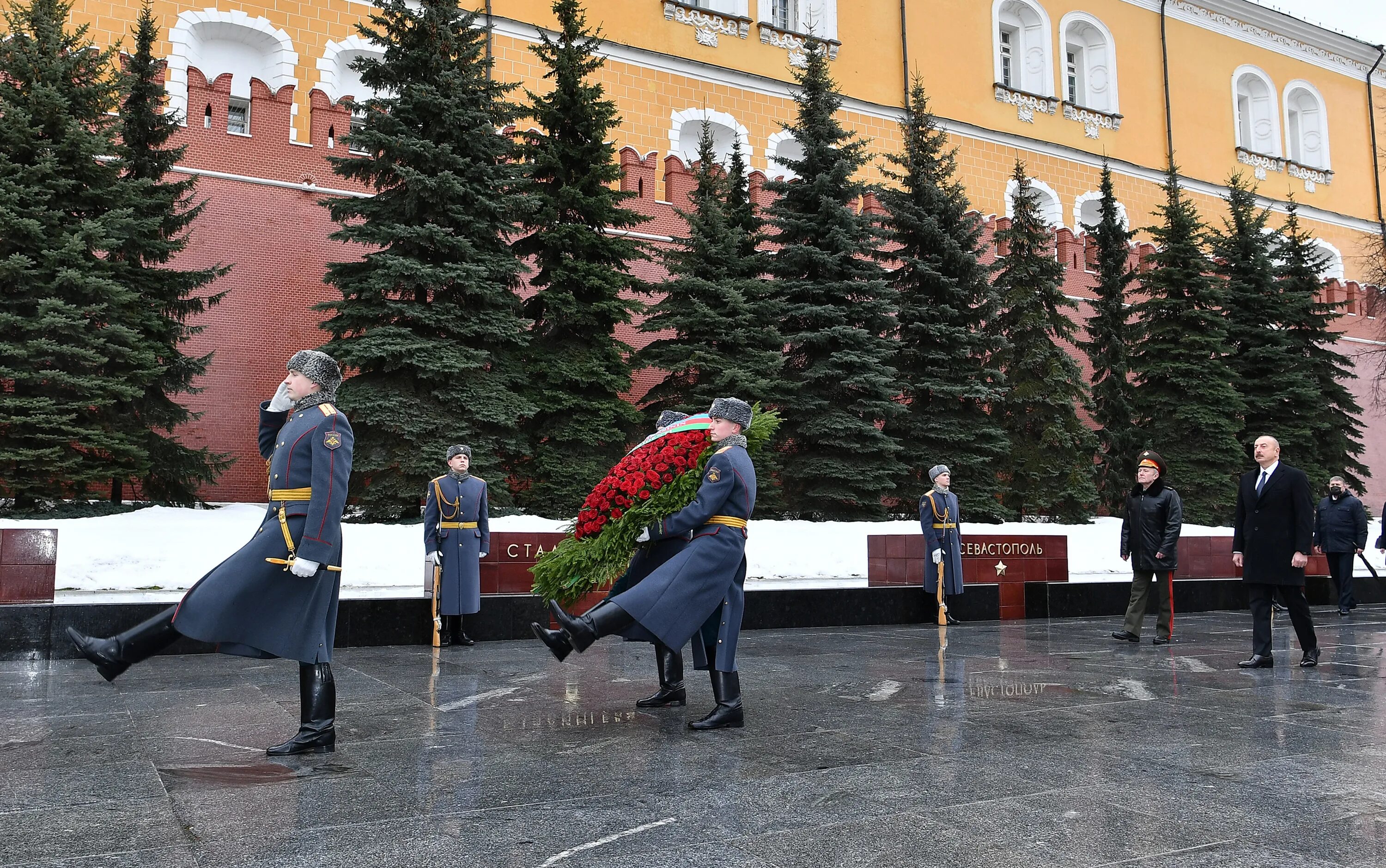 У могилы неизвестного солдата песня. Александровский сад Москва могила неизвестного солдата. Почетный караул, Москва, Александровский сад. Могила неизвестного солдата у кремлевской стены в Москве.