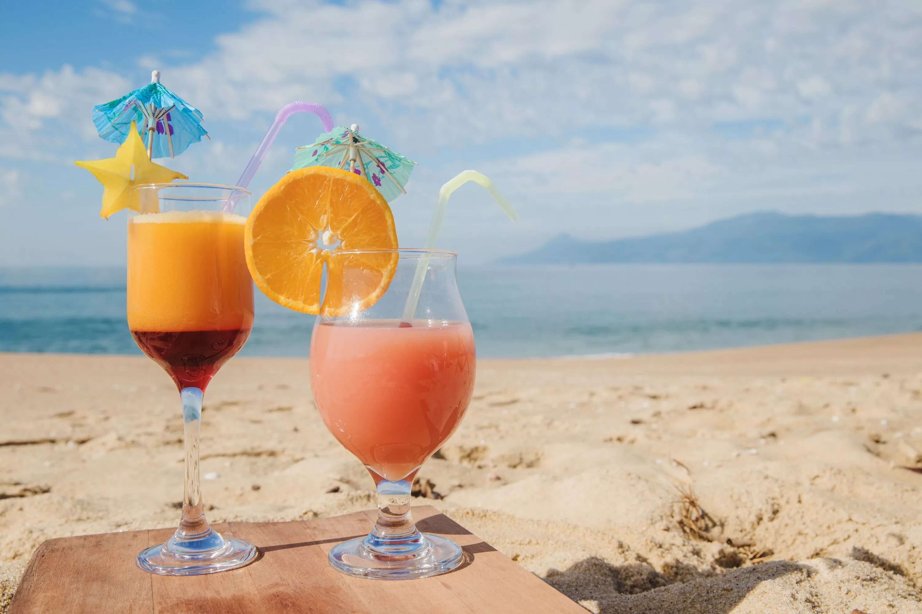 Мохито солнце. Филип тропический цитрус коктейль. Коктейль на пляже. Пляжный коктейль. Море пляж.