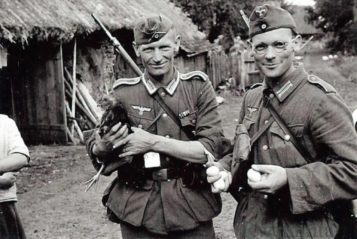 Солдаты вермахта в Советской деревне. Германский солдат 1941. Яйко млеко курка. Народ советский победил сдают оружие фрицы