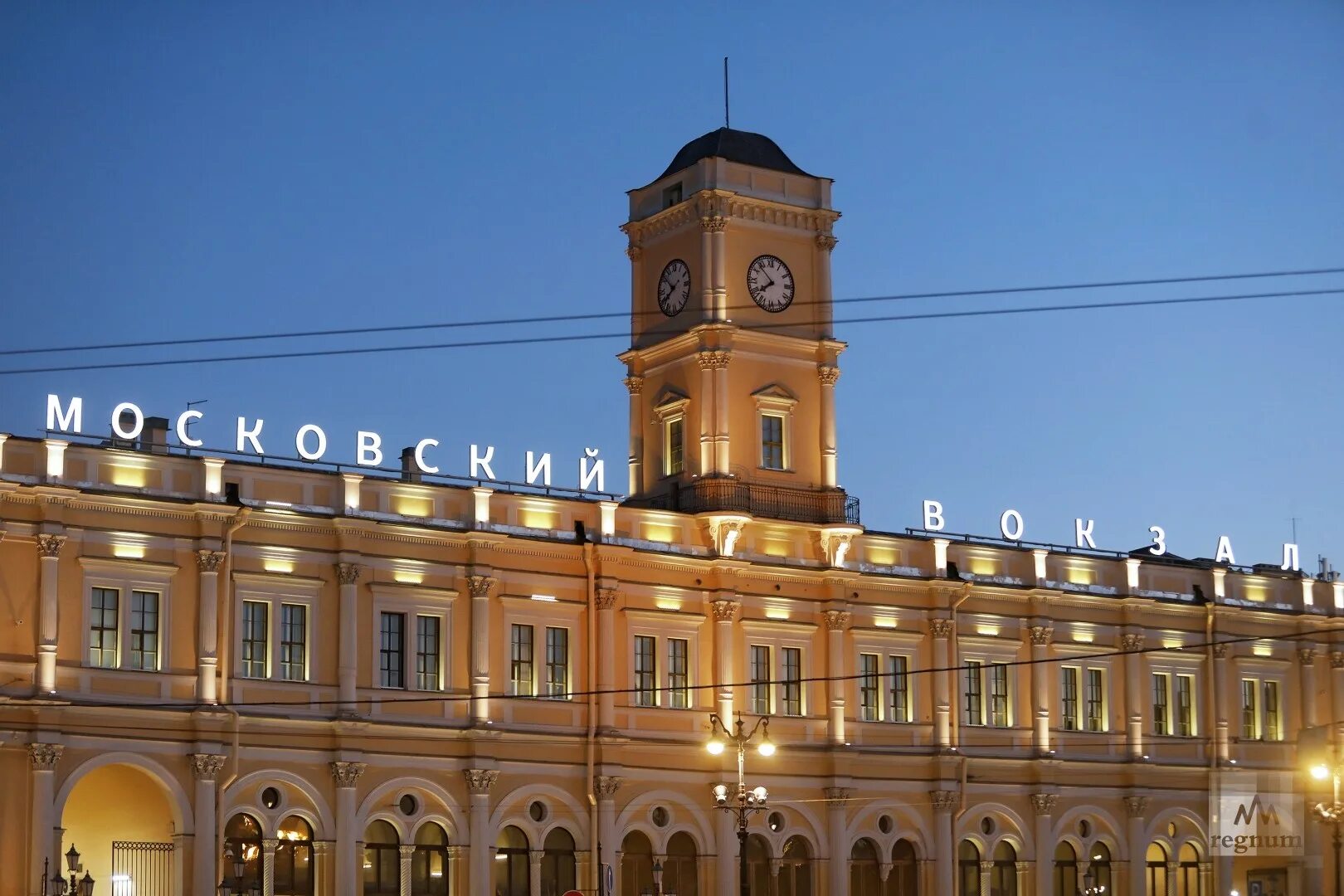 Московский вокзал. Вокзал на Питер из Москвы. Из Санкт-Петербурга в Москву вокзал. Московский вокзал 2003 год.