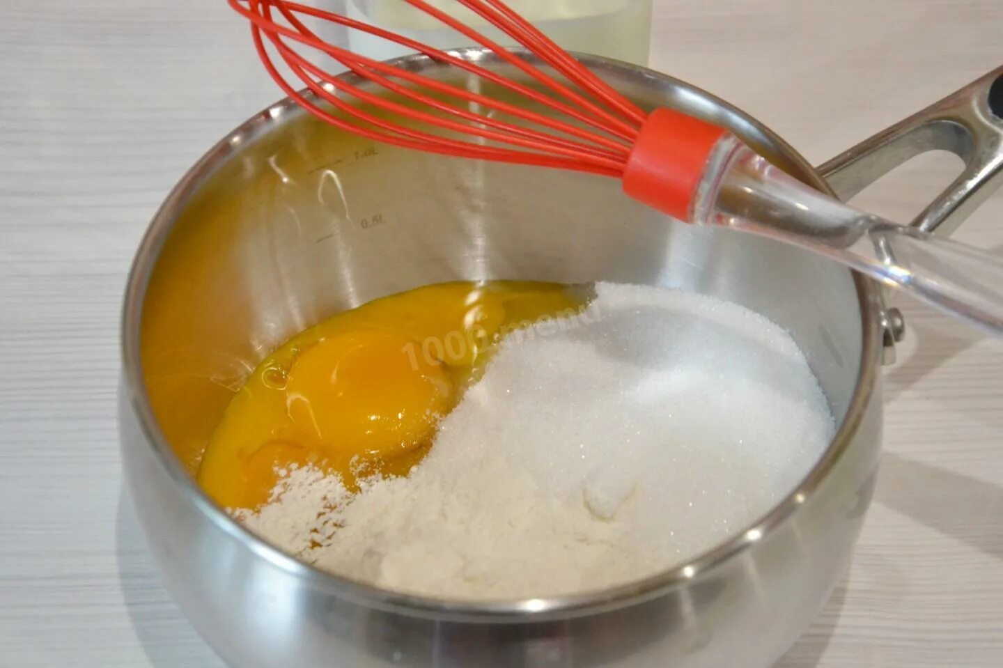 Крем яйца мука масло сахар. Заварной крем в кастрюле. Заварной крем для торта на желтках. Заварной крем без масла для Наполеона. Крем на желтках и молоке.