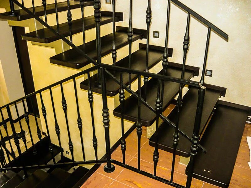Металлическая лестница. Перила металлические для лестниц. Железное ограждение для лестницы. Металлическое ограждение лестницы. Ограждения стальных лестниц