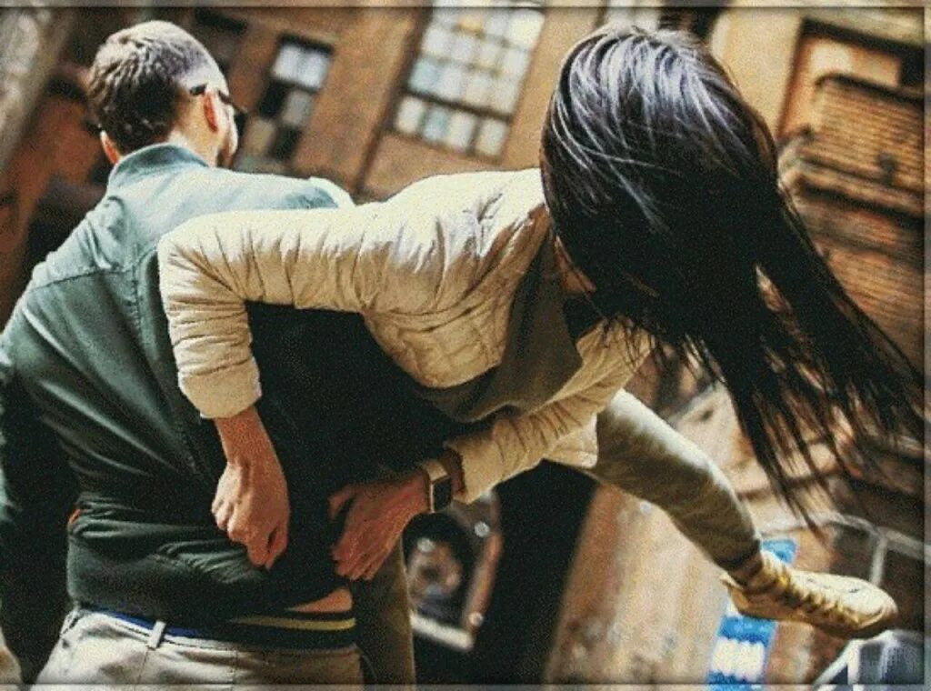 парень несет девушку на руках. женщина несет мужчину. парень несет девушку на руках. девушки несущие парней на руках. мужчина держит в руках.