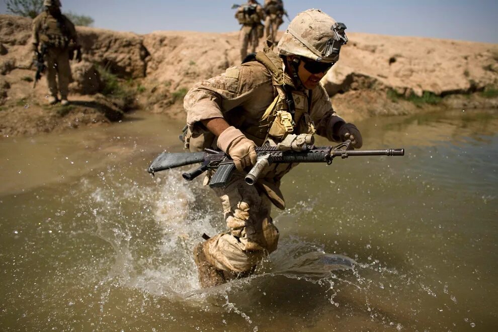 Убежавший солдат. Морские пехотинцы США В Афганистане. Американские морпехи в Афганистане. Солдат бежит.