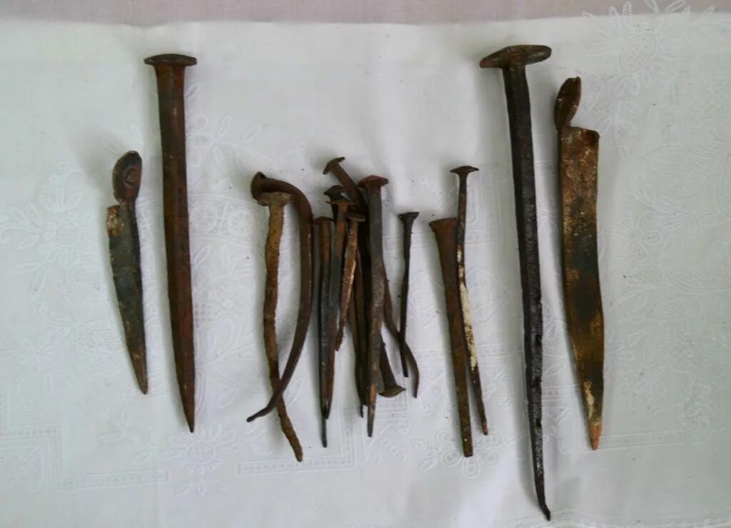 первые деревянные гвозди. глиняные гвозди месопотамии. когда появились гвозди на руси. древние гвозди. гвозди бронзового века.