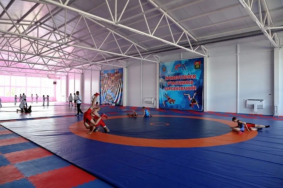 Спорткомплекс медведь славянск на кубани. Славянск-на-кубани спорткомплекс олимпиец. Зал единоборств брюховецкая. Спорткомплекс кубань. Чемпион курганинск спорткомплекс директор.