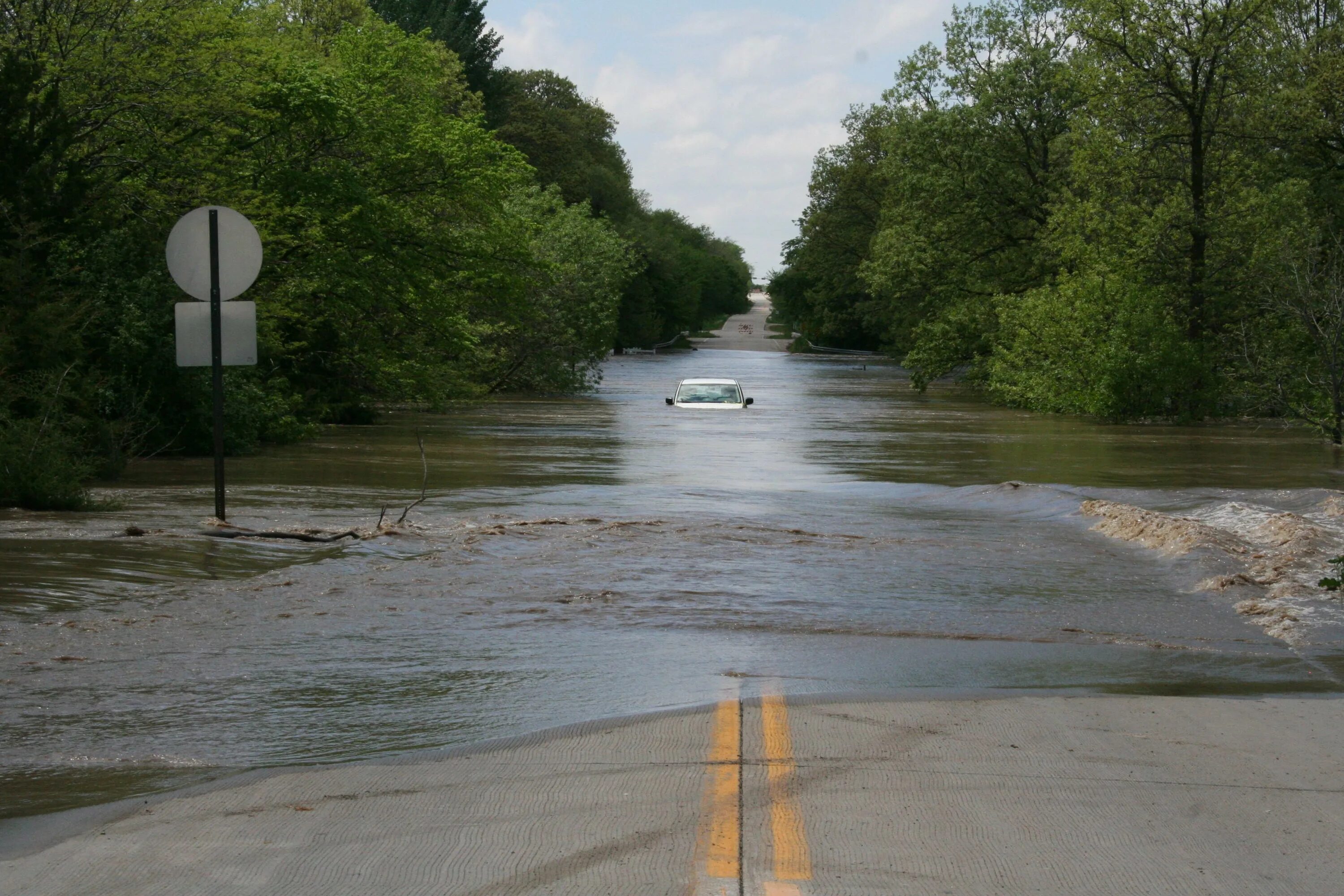 Стоящая вода на дороге. В Прасковеи вода на дороге. Flooded Road. Город где вместо дорог вода.