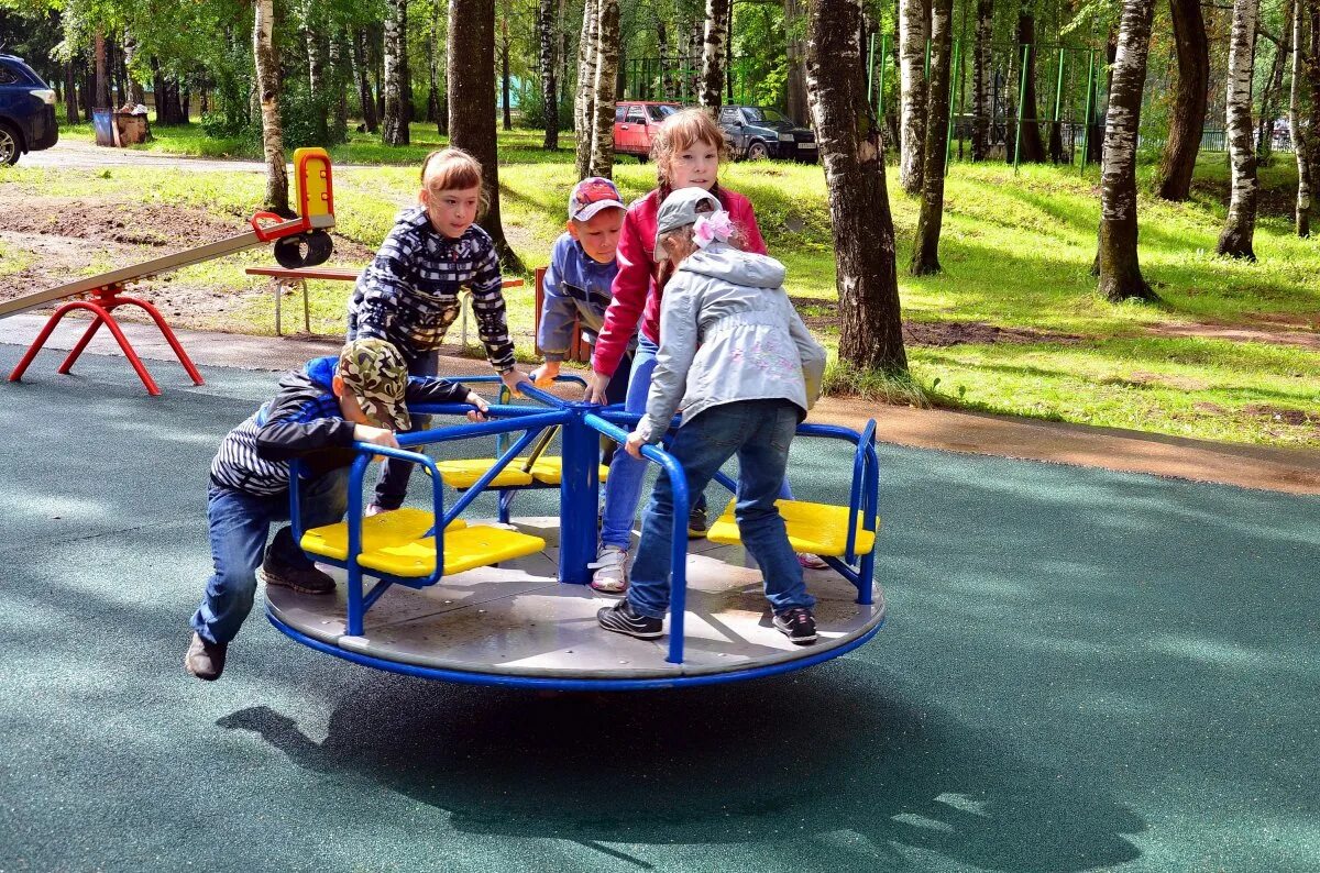 Картинки площадки. Детская площадка летом. Безопасные детские площадки. Детские площадки с детьми. Новая детская площадка.