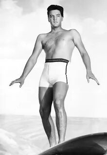 Elvis Presley in Blue Hawaii (1961) .