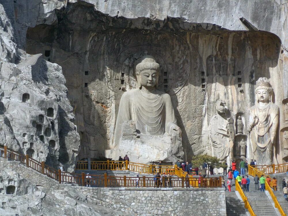 Пещеры будды. Лоян храм Будды. Пещера тысячи Будд в Лунмэнь. Лоян Будда пещеры Китай. Лоян Китай достопримечательности.