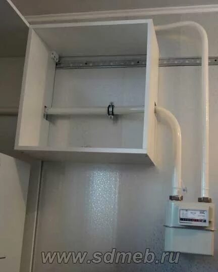 Вентиляционный лючок газовой колонки. Кухня с горизонтальной газовой трубой. Горизонтальная газовая труба. Газовая труба в квартире. Вентиляционный канал для газового котла креплен.