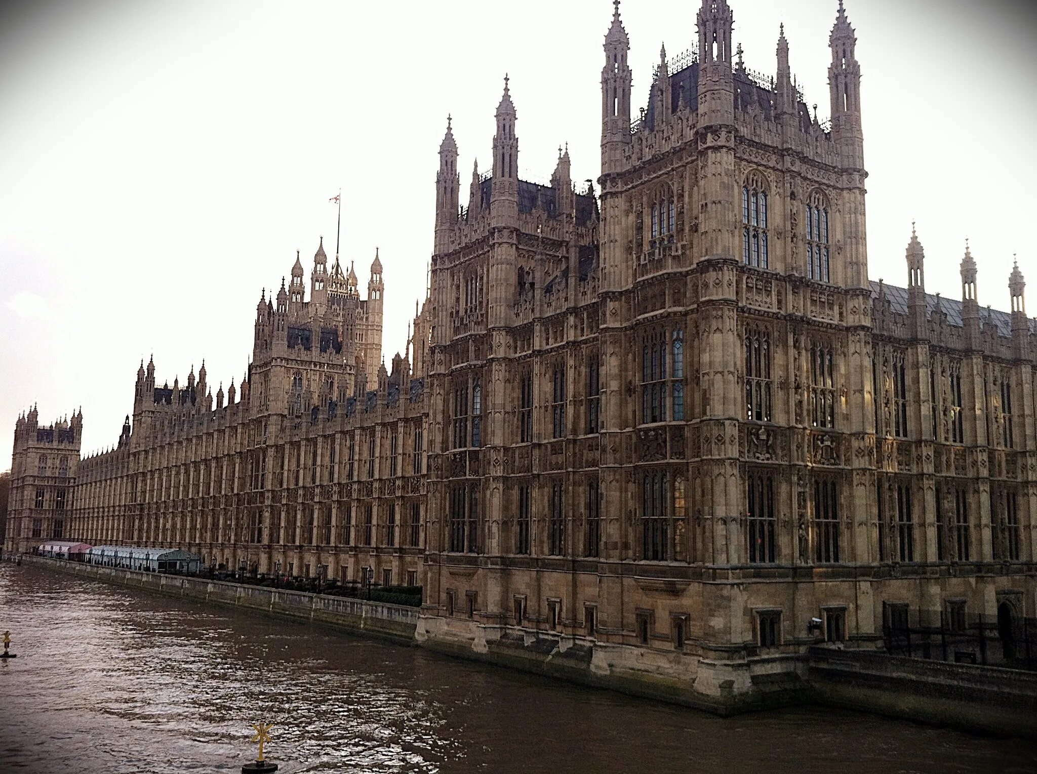 Биг-бен (big ben) и британский парламент. Биг бен и парламент лондон. Биг-бен (big ben) и британский парламент. Биг бен и вестминстерский дворец. Биг бен и вестминстерский дворец.