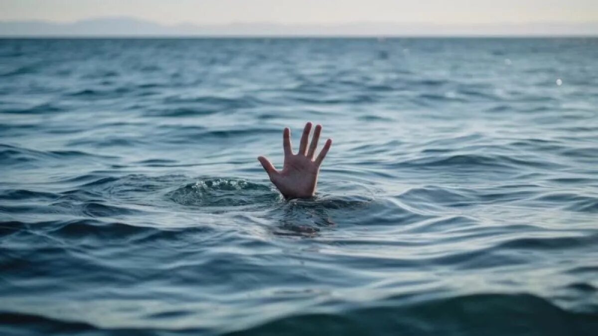 Фото тонущего человека. Утопающий человек. Человек утонул в море