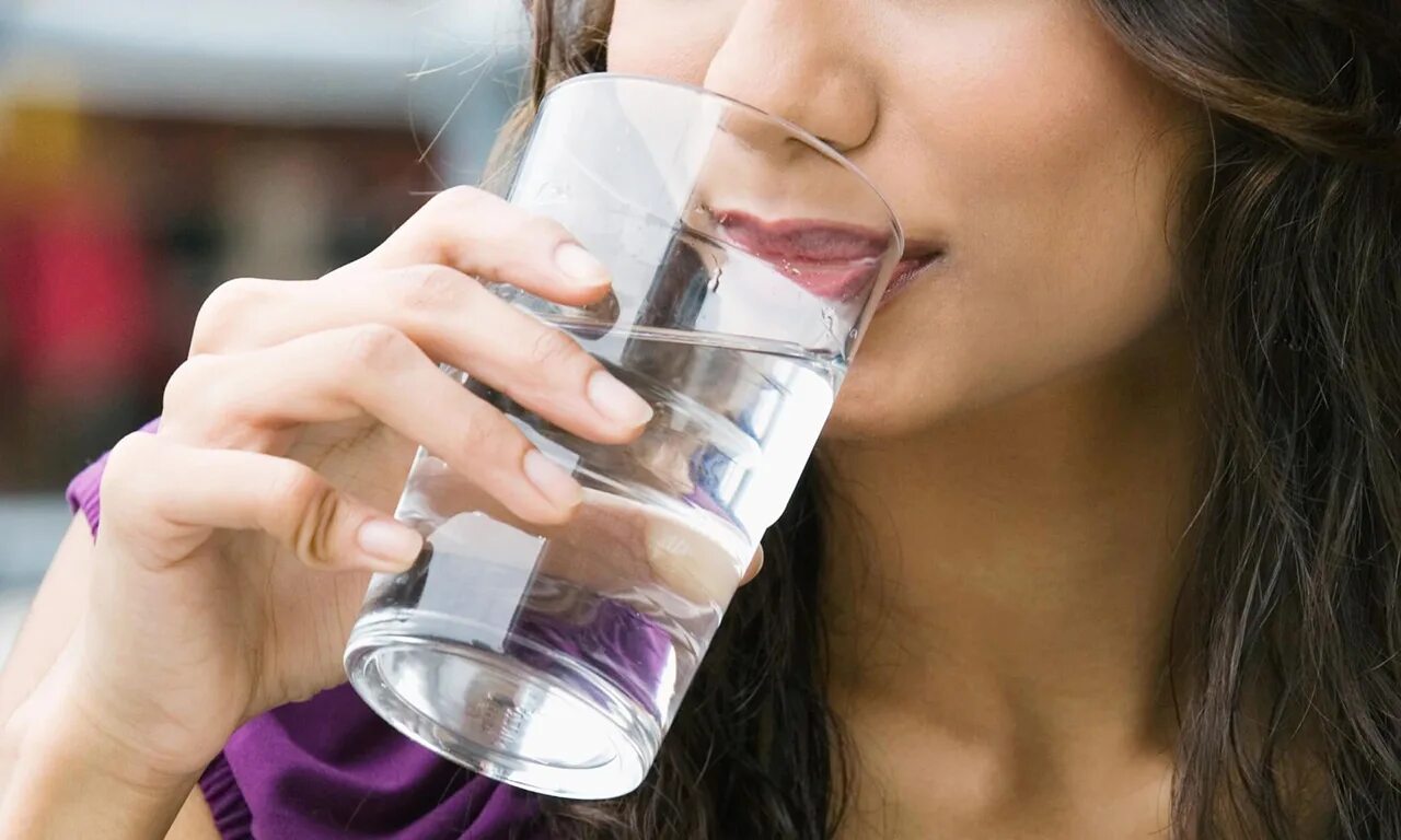 Питье воды. Девушка пьет стакан воды. Девушка пьет воду. Питьевой режим.