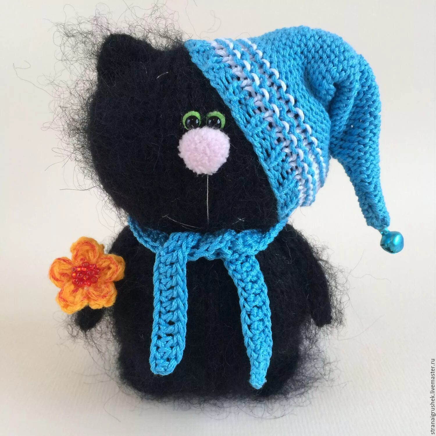 Черные вязаные игрушки. Вязаные котики. вязаная игрушка кот. вязаный котенок.