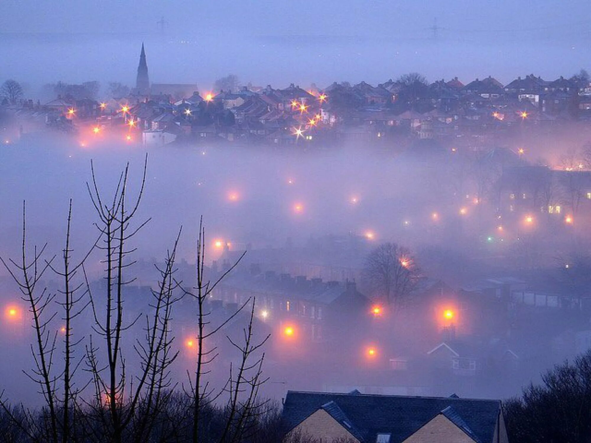 Прохладный вечер опускается на землю. Огонек в тумане. Деревня в огне. Туман ночь город. Вечерний туман.