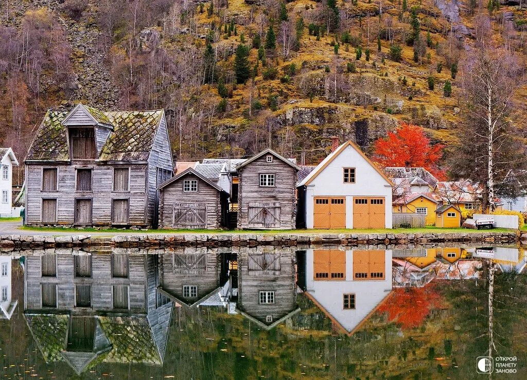 Белые дома сбегали с гор. Лаэрдаль Норвегия. Осень в Норвегии. Дом в красивом месте. Норвежские деревни фото.