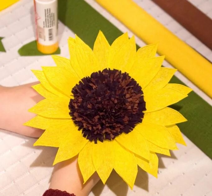 Как сделать подсолнух из бумаги. Подсолнух гофробумага. подсолнух из бумаги. подсолнух цветок из бумаги.